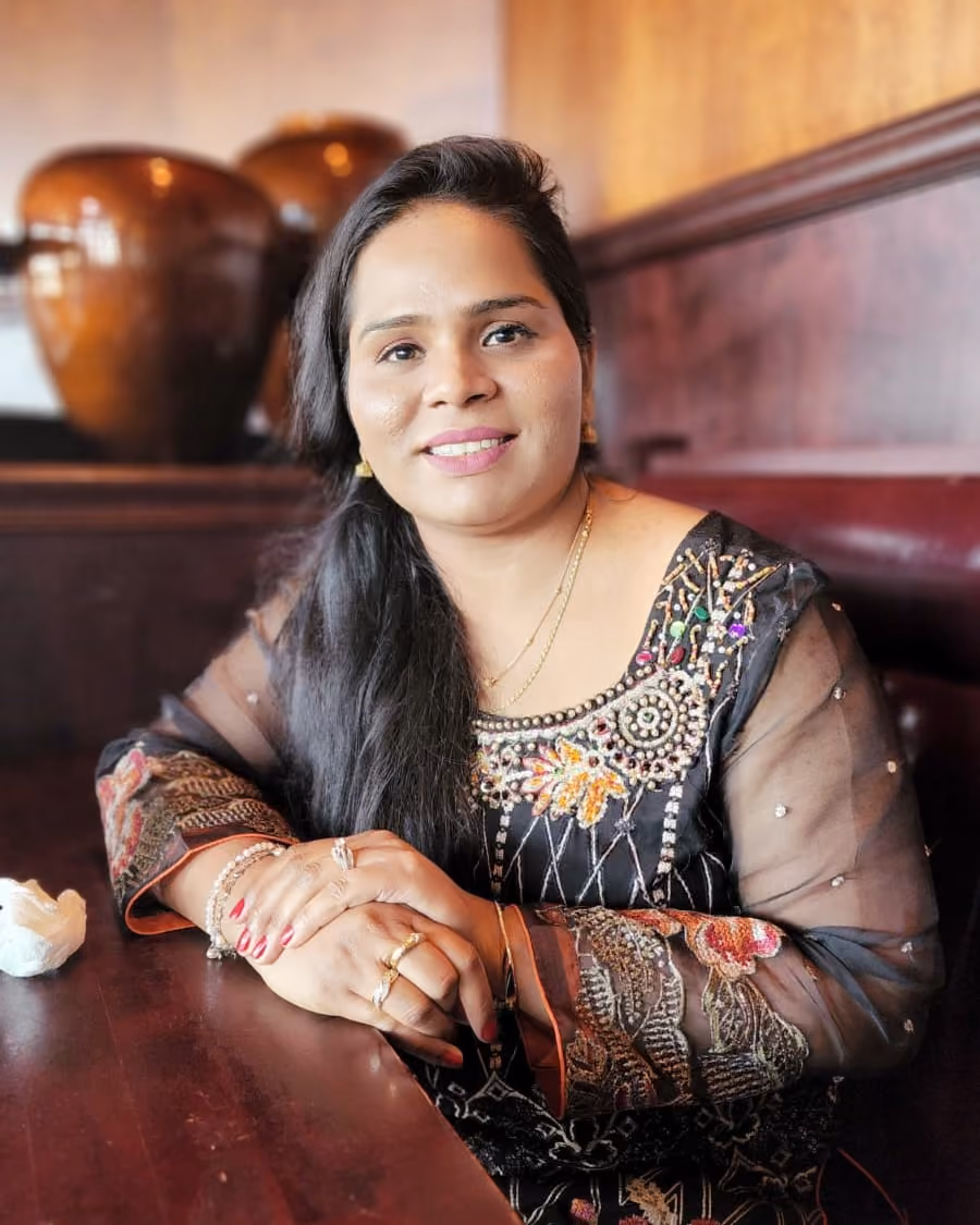 Portrait of Ghazala, who leads the ministry among the women.